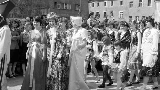 Plac przed ratuszem, uczniowie lubańskich szkół w orszaku, w strojach historycznych