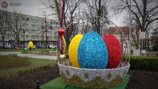 Lubań. Wielkanocne ozdoby w Parku Niepodległości
