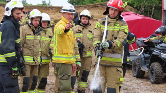 Gaszenie pożarów bez hydrantu. Praktyczne szkolenie strażaków w Leśnej