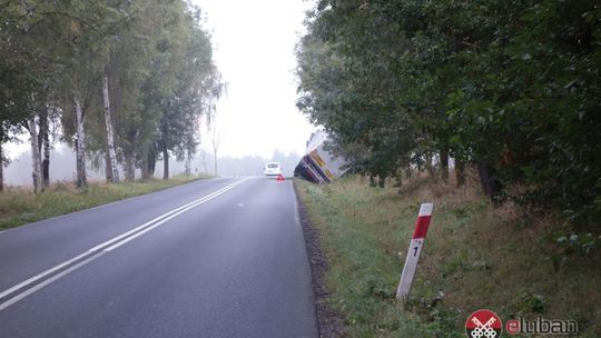 Tir wpadł do przydrożnego rowu