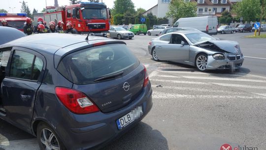 W wyniku zderzenia Opel dachował