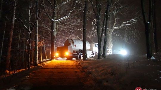 Cysterna z gazem utknęła na leśnej drodze