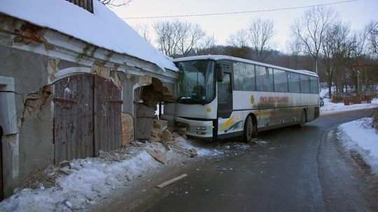 Autobus kursowy wbił się w remizę