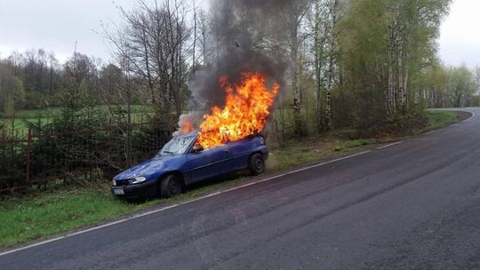 Płonące auto na ul. Rolniczej