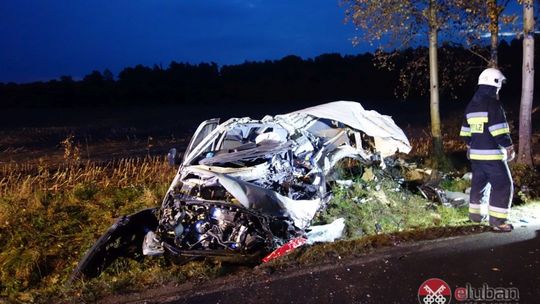 Tragiczny wypadek. Zderzenie busa z ciężarówką