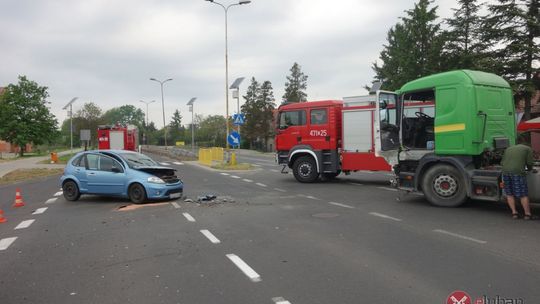 Kolizja ciężarówki z osobówką