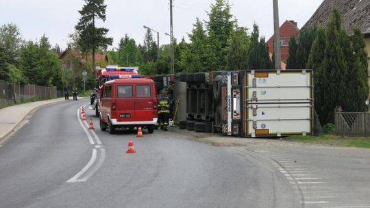 Tir przewrócił się w Biedrzychowicach