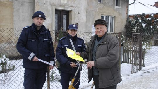 &quot;Dzień Odblasków&quot;- lubańska drogówka rozdawała pieszym odblaski