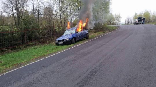 Płonące auto na ul. Rolniczej