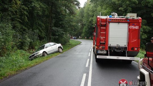 Auto sunęło bokiem całą szerokością jezdni