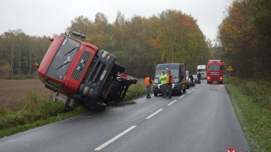 Ciężarówka w rowie