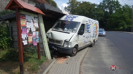 Bus uderzył w przystanek autobusowy