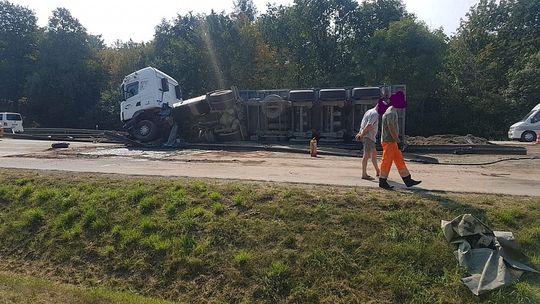 Przewrócona ciężarówka zablokowała autostradę A4