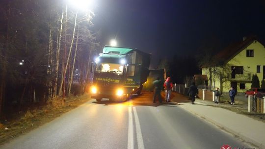 Przewrócona przyczepa na wjeździe do Olszyny