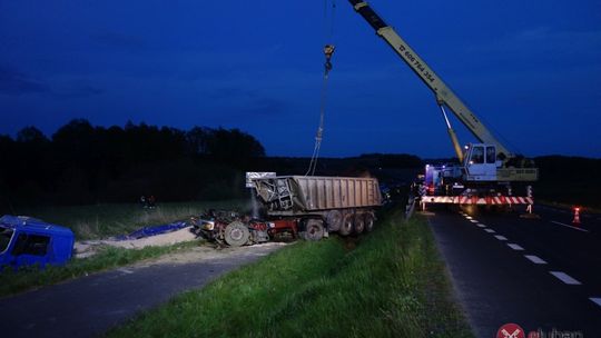 Dwie osoby w szpitalu, po zderzeniu TIR-a z traktorem