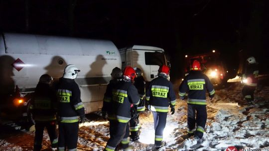 Cysterna z gazem utknęła na leśnej drodze