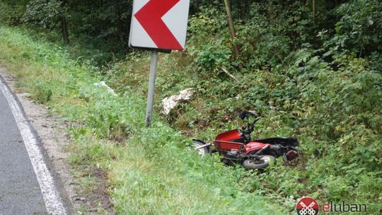 Auto sunęło bokiem całą szerokością jezdni