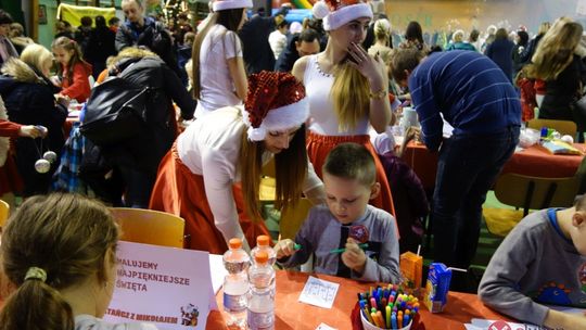 Tłumy na zabawie Mikołajkowej