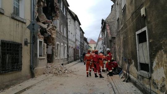 Podsumowanie akcji ratunkowej po zawaleniu kamienicy w Mirsku