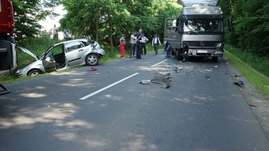 Ciężarówka wjechała w tył samochodu osobowego