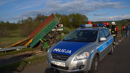 Dwie osoby w szpitalu, po zderzeniu TIR-a z traktorem