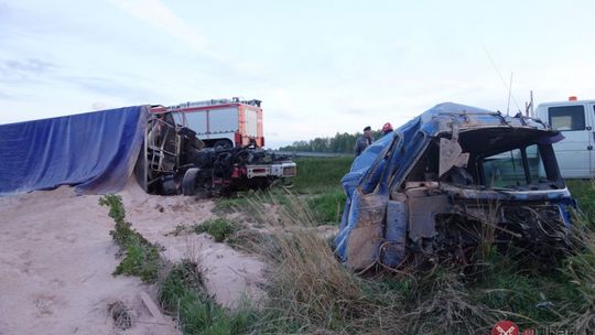 Dwie osoby w szpitalu, po zderzeniu TIR-a z traktorem