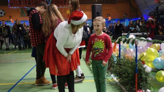Tłumy na zabawie Mikołajkowej
