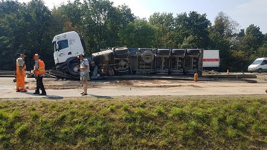 Przewrócona ciężarówka zablokowała autostradę A4