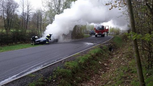 Płonące auto na ul. Rolniczej