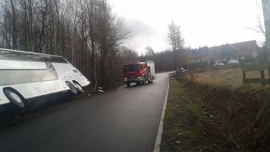 Autobus z 54 pasażerami wypadł z drogi