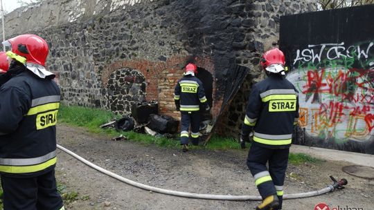 Pożar komórki w murze obronnym