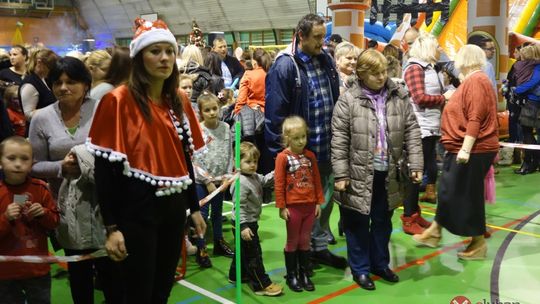 Tłumy na zabawie Mikołajkowej