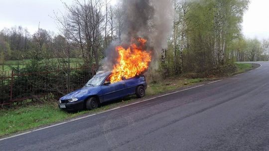 Płonące auto na ul. Rolniczej