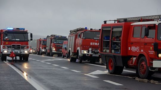 Zderzenie ciężarówki z autobusem przewożącym młodzież – manewry DK30