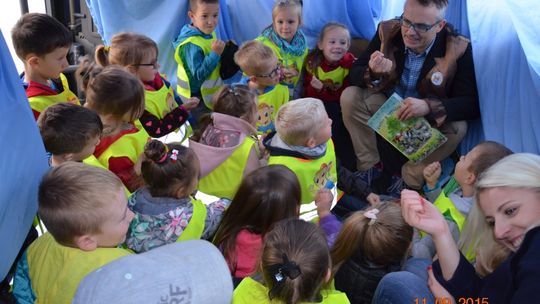 Akademicy na spotkaniu w Książkobusie