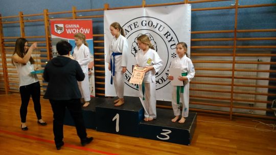 Dziewięć medali dla młodych karateków