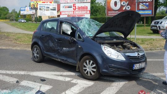 W wyniku zderzenia Opel dachował