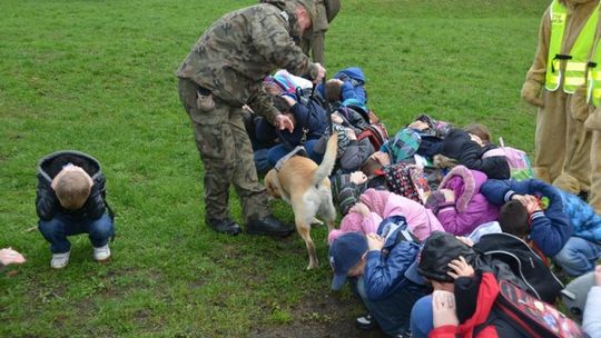 Dzieci w akcjach ,,Bezpieczne dziecko” i ,,Wyślij kartkę dla Oliwki”