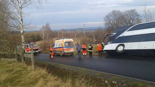 Autobus z 54 pasażerami wypadł z drogi