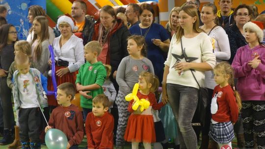 Tłumy na zabawie Mikołajkowej