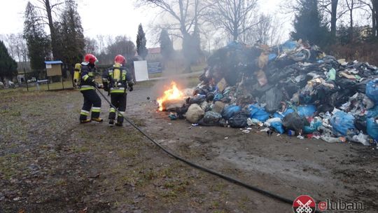 Płonące odpady w śmieciarce