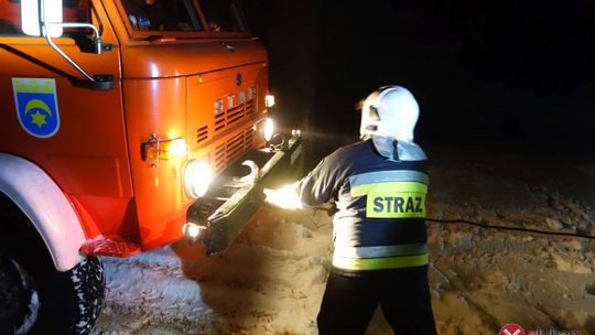 Cysterna z gazem utknęła na leśnej drodze