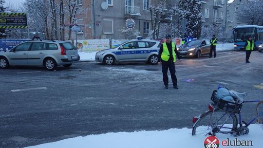 Rowerzysta uderzył w auto