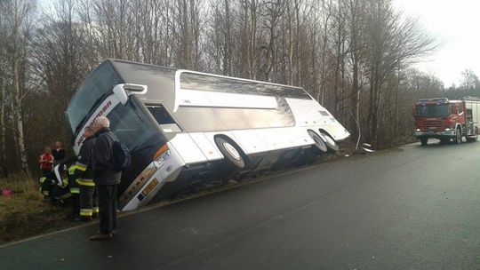 Autobus z 54 pasażerami wypadł z drogi