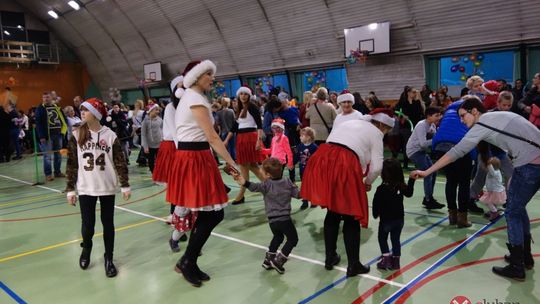 Tłumy na zabawie Mikołajkowej