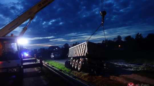 Dwie osoby w szpitalu, po zderzeniu TIR-a z traktorem