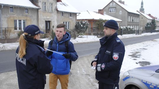 &quot;Dzień Odblasków&quot;- lubańska drogówka rozdawała pieszym odblaski