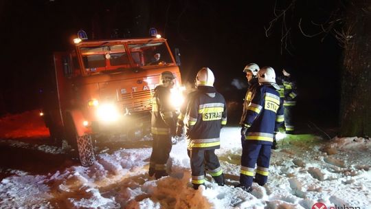 Cysterna z gazem utknęła na leśnej drodze