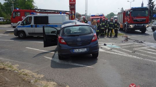 W wyniku zderzenia Opel dachował