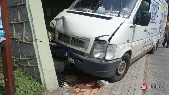 Bus uderzył w przystanek autobusowy